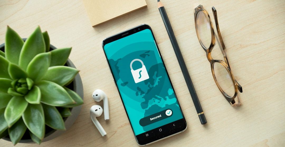 Perangkat digital di atas meja untuk menggambarkan keamanan akun dan perlindungan data